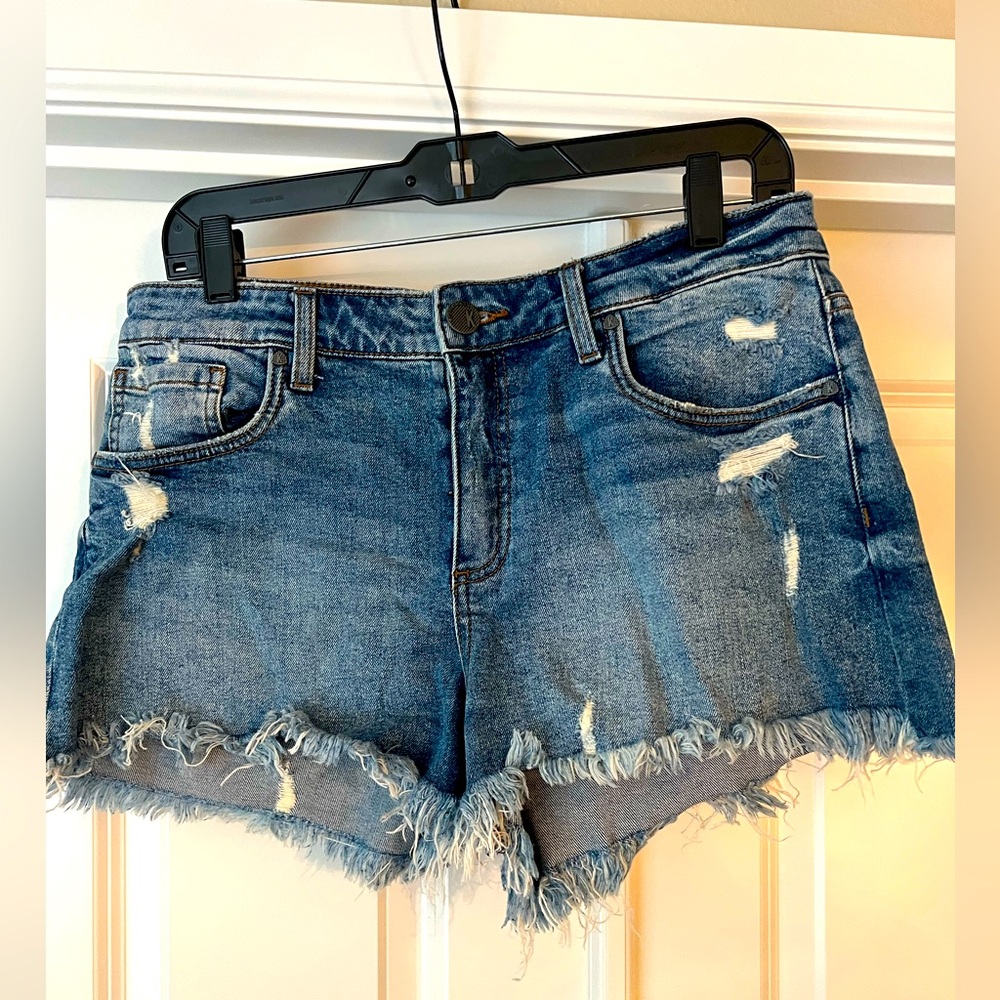 KUT from the kloth. “Jane” jean shorts. Size 6.